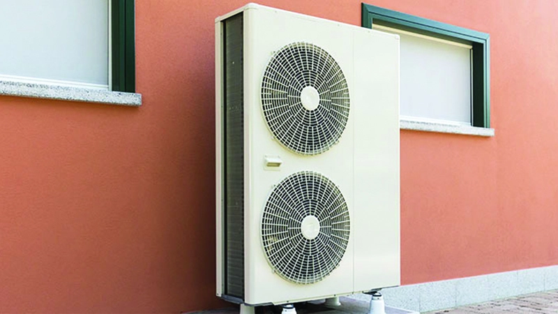 Pompe à chaleur air/eau pour chauffage et production d'eau chaude sanitaire, installée dans un environnement résidentiel.