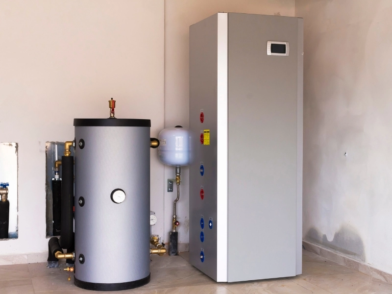 Pompe à chaleur géothermique pour chauffage et production d'eau chaude sanitaire, installée dans un environnement résidentiel.